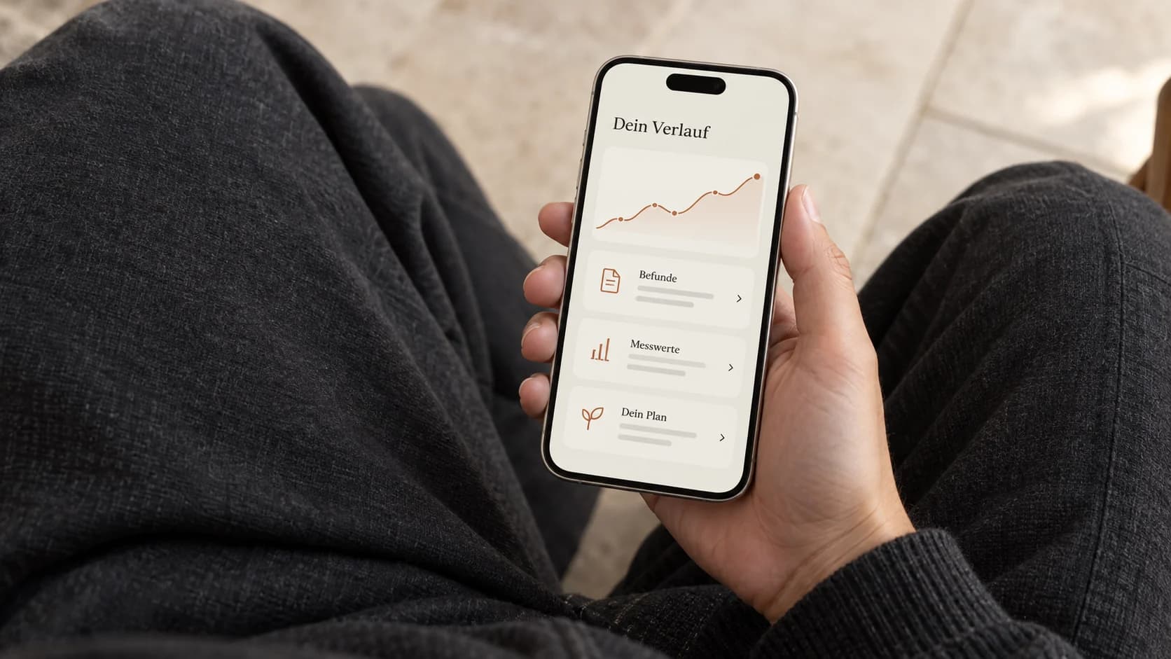 Eine Hand mit dem persönlichen Gesundheitsportal auf dem Smartphone